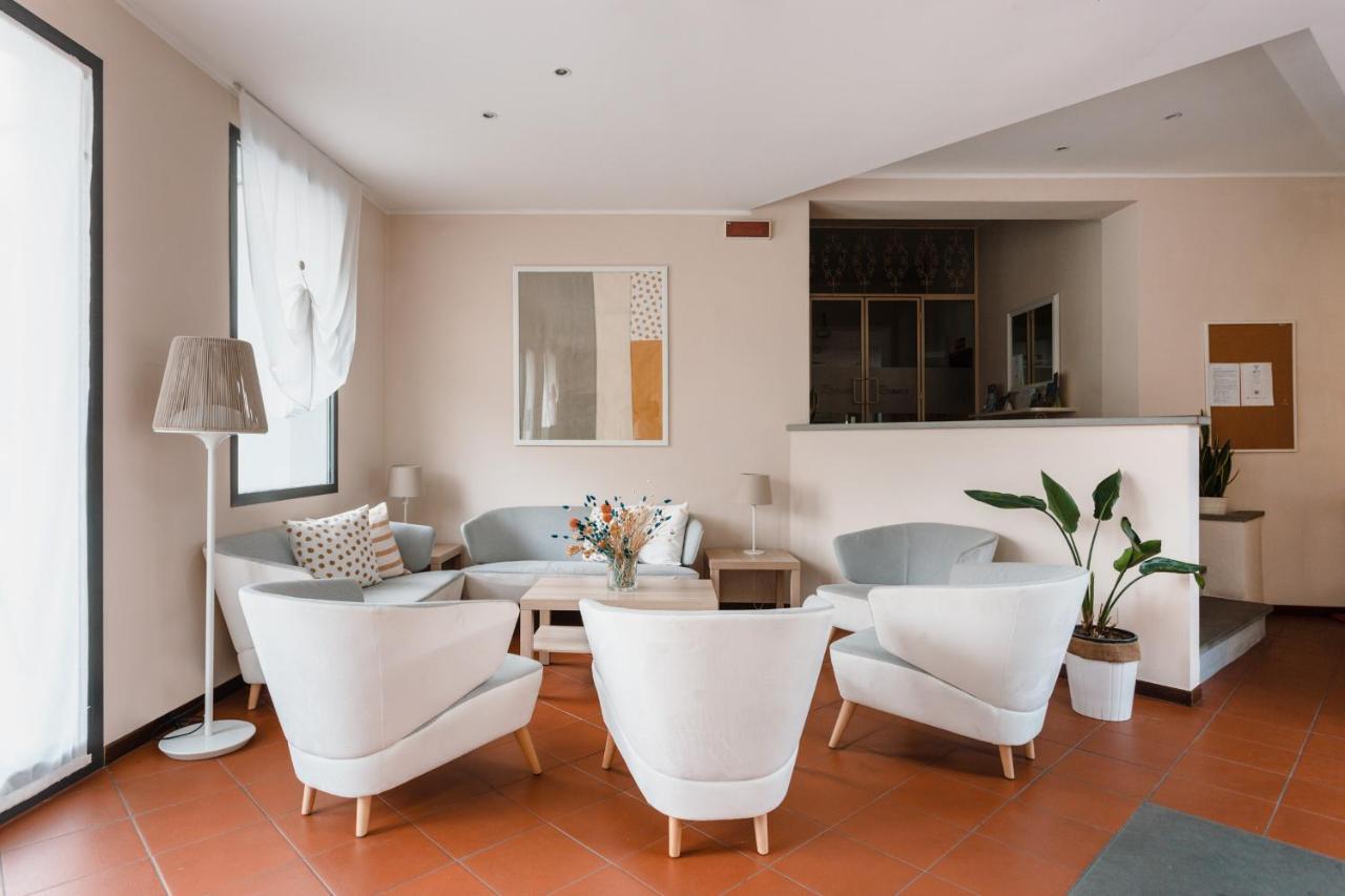 Hotel Milton مارينا دي بييتراسانْت المظهر الخارجي الصورة