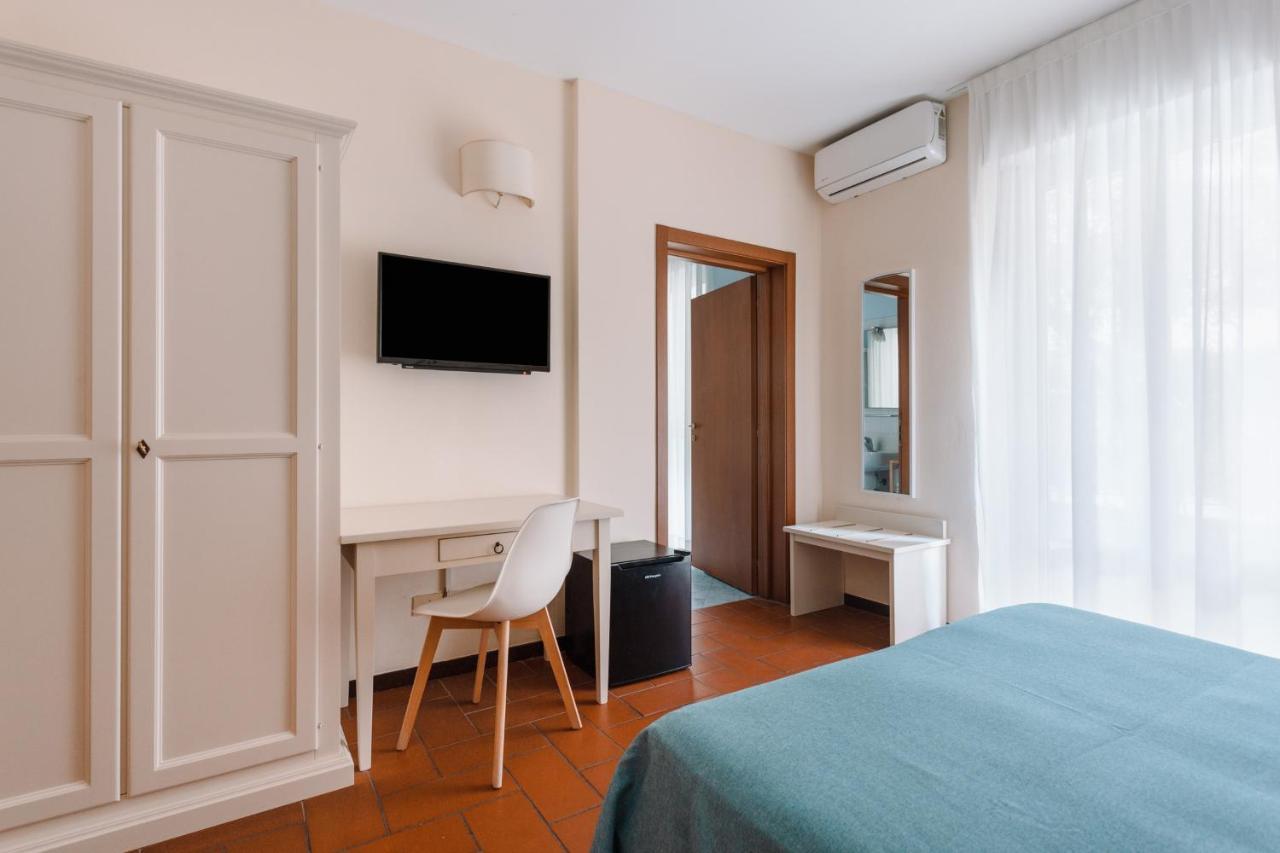 Hotel Milton مارينا دي بييتراسانْت المظهر الخارجي الصورة