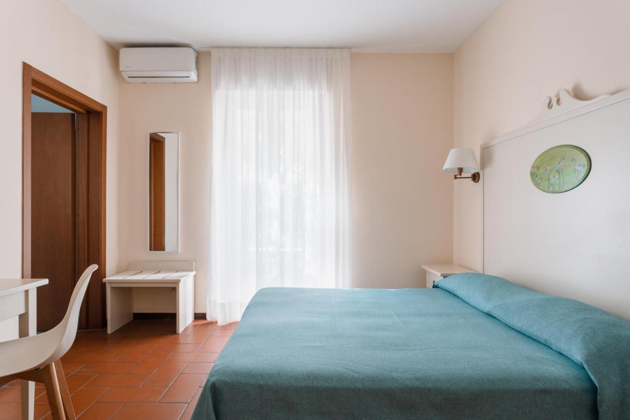 Hotel Milton مارينا دي بييتراسانْت المظهر الخارجي الصورة